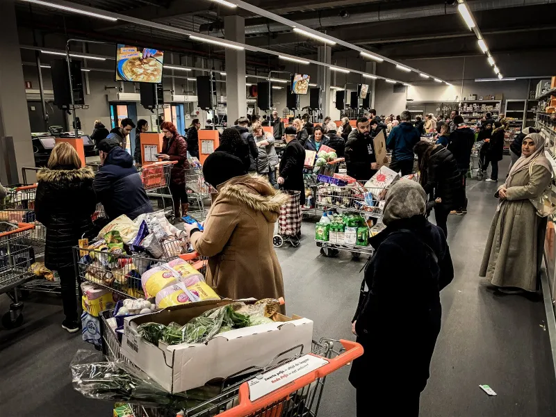 Te veel keuze is ook een beslissing: waarom het schap jouw reclame verslaat
